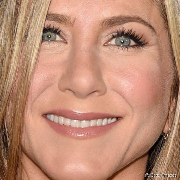 Jennifer Aniston real?ou os olhos com sombra iluminadora e c?lios super alongados